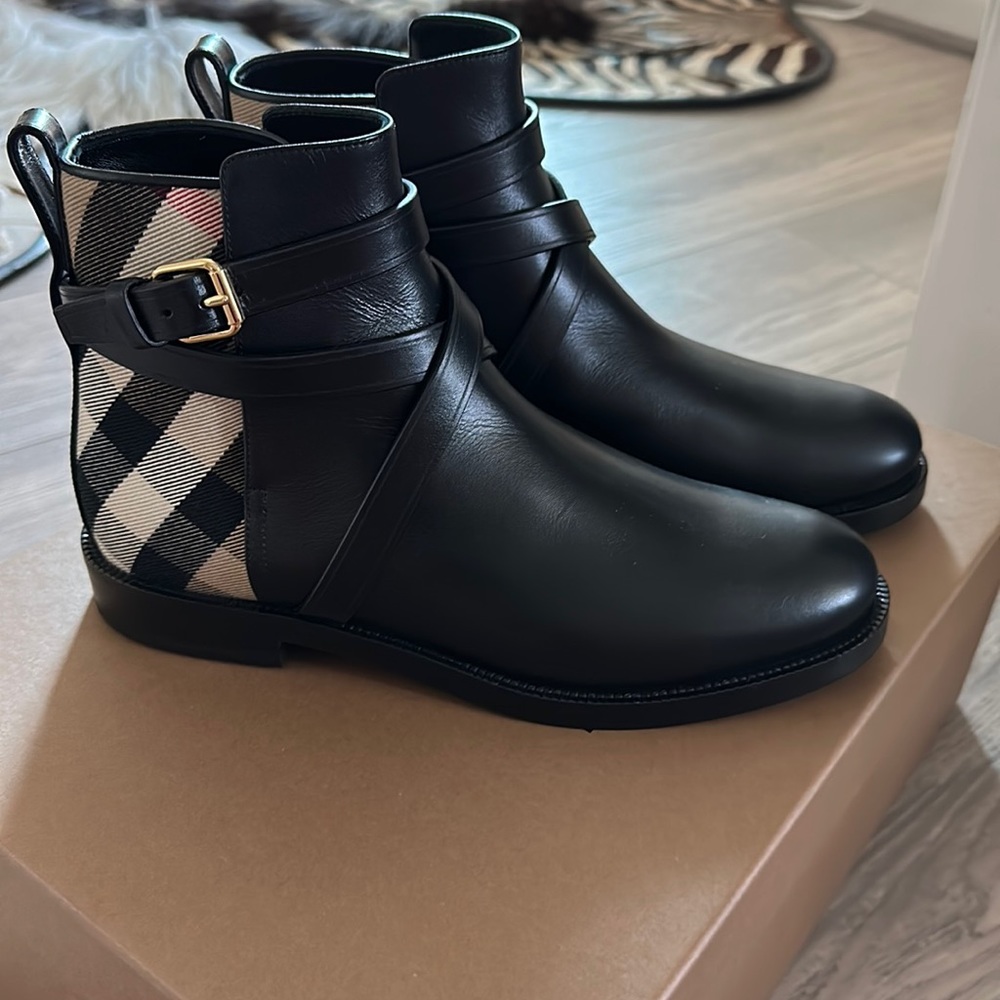 BRAND NEW Burberry Chelsea boots